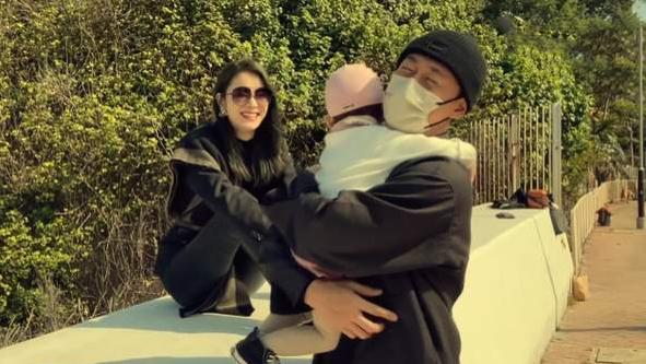 林峰|林峯张馨月一家外出游玩！女儿开心玩沙子，父女甜蜜拥抱好温馨