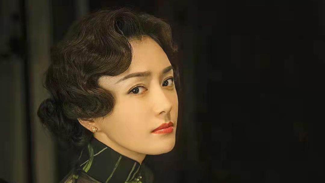 秦岚|42岁秦岚戴贝雷帽年轻10岁，穿外套露腰腹肌抢眼，怪不得能演刺客