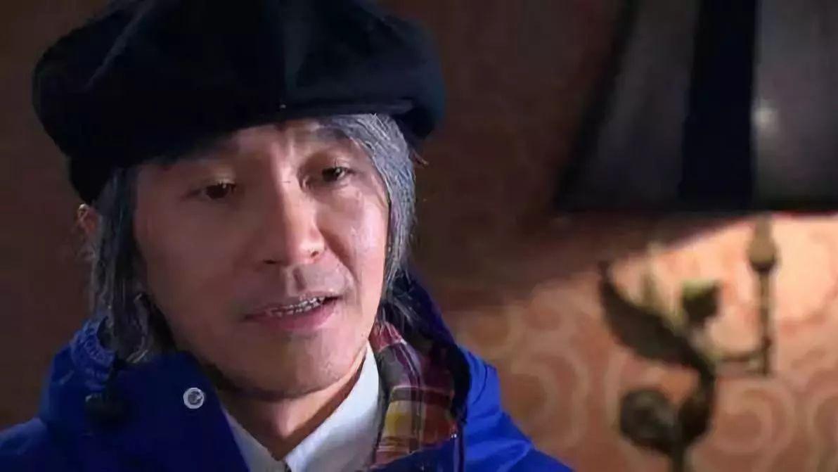 周星驰|30年后再看周星驰：满头白发孑然一身，他的心酸无人能懂
