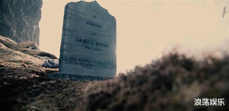 电影中的007死了，政府却真的替007建墓碑！伫立小岛悬崖边　网：可替他上香