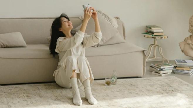摄影技巧：沙发照怎么拍又纯又欲？女网红们都是这样拍的