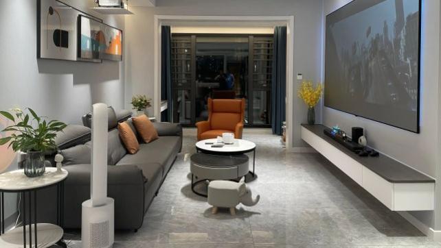 104平四口之家，客厅激光投影太过瘾，整柜的手办太壮观