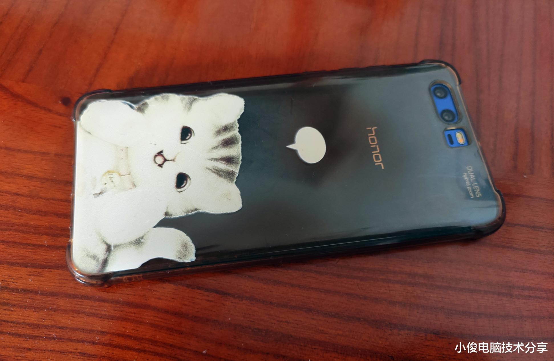 摄像头|手机不用时，不要这样放桌上，容易损坏摄像头和泄露隐私