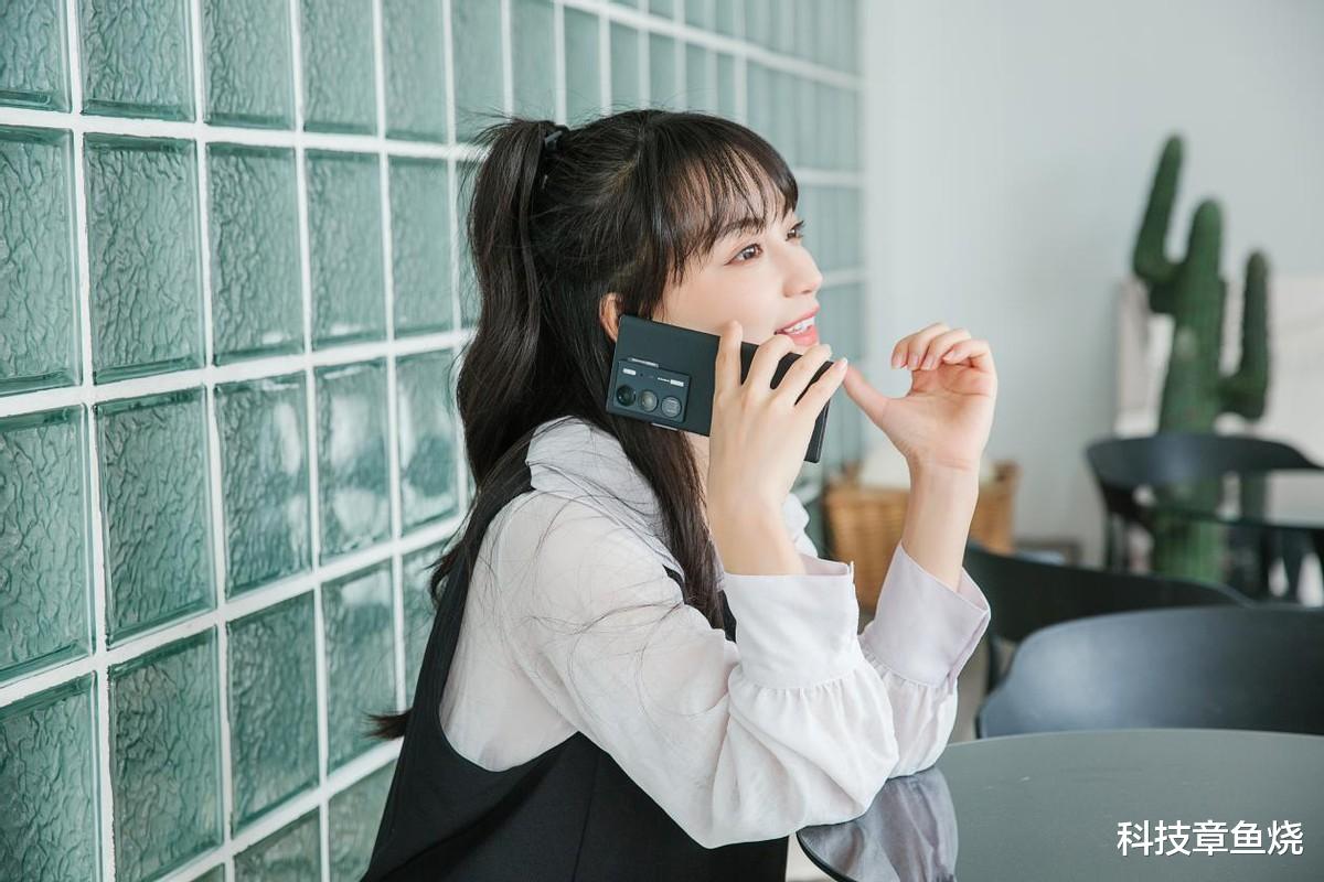 固态硬盘|目光移不开啊!妹子与中兴Axon 40 Ultra我都喜欢
