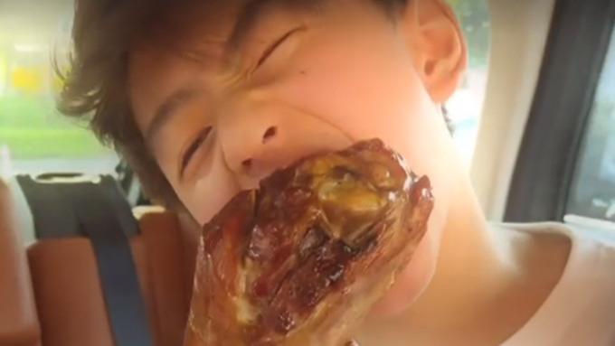 肖晓琳|张柏芝一家出行，12岁二儿子越来越像谢霆锋，大口吃鸡腿超满足