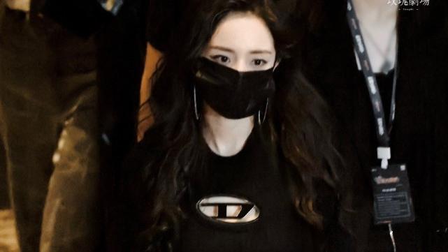 张天爱|杨幂御姐风造型成熟妩媚，身材火辣似超模，手戴戒指引猜疑