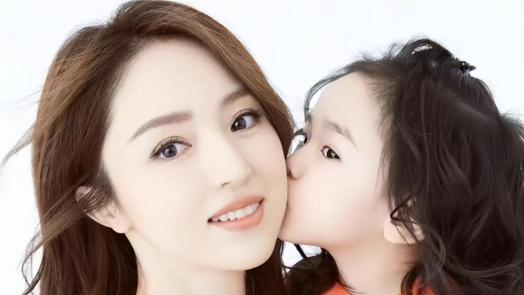 高云翔和董璇离婚4年后，他“销声匿迹”，她牵手小11岁男友获幸福