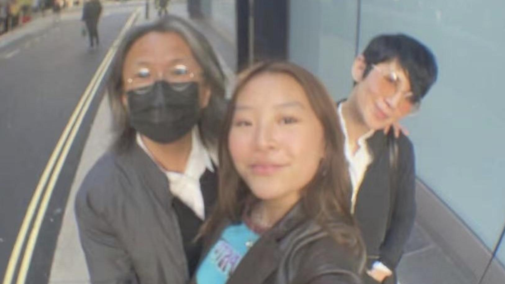 吴君如|吴君如16岁女儿近照曝光，染发穿晚礼服显成熟，肤色黝黑个性十足