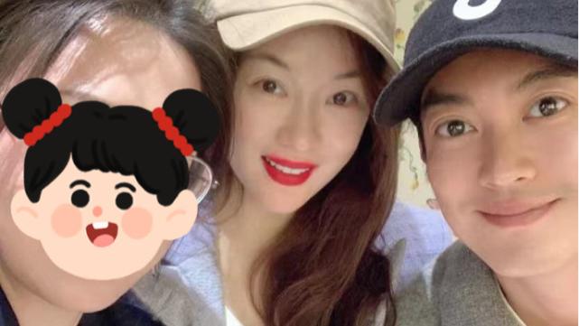 霍思燕|杜江陪老婆逛街购物，霍思燕揽杜江甜蜜合照，瘦出尖下巴颜值回春