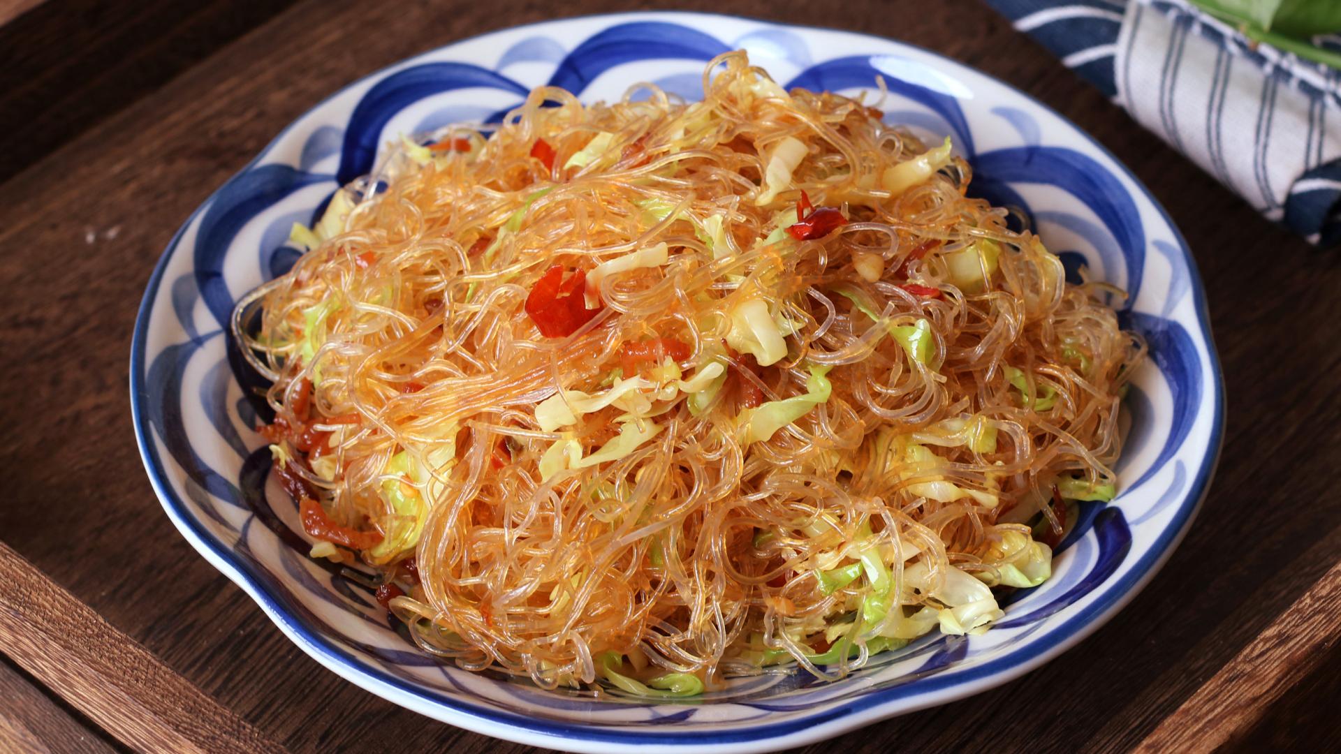 包菜|包菜炒粉丝，要不要先焯水？学会夜宵摊做法，粉丝根根顺滑不粘锅