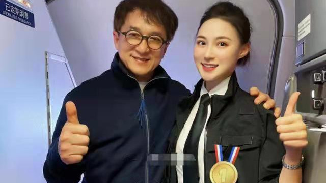 成龙|在这位年轻貌美的空姐面前，68岁的成龙大哥再度雄起！