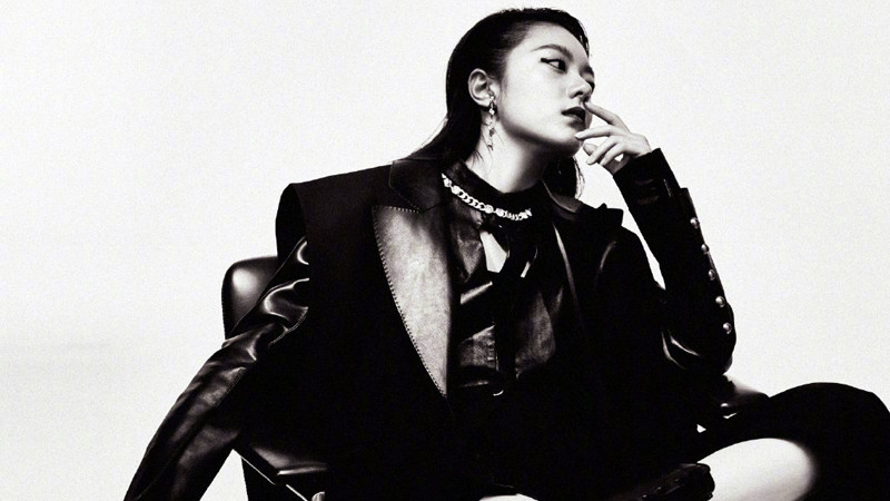 赵今麦|20岁赵今麦风格大变，拍神秘性感唯美写真，暗黑风演绎太到位了