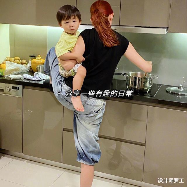49岁蔡少芬在香港的80㎡豪宅，全屋极致利用，家虽小但过得很幸福