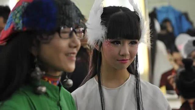 小彩旗|冯小刚让小彩旗转了4小时，不吃不喝不上厕所，为何她不会头晕？