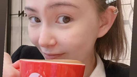 昆凌|昆凌晒照道早安，怀孕近7个月孕肚藏不住，素颜脸部线条依旧紧致