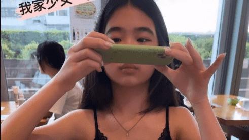 曹格|曹格11岁女儿完美逆袭，做美甲穿吊带打扮成熟，和妈妈越变越像
