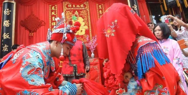 婆家拆迁获赔200万，丈夫逼我离婚，半年后我大笑：报应来了