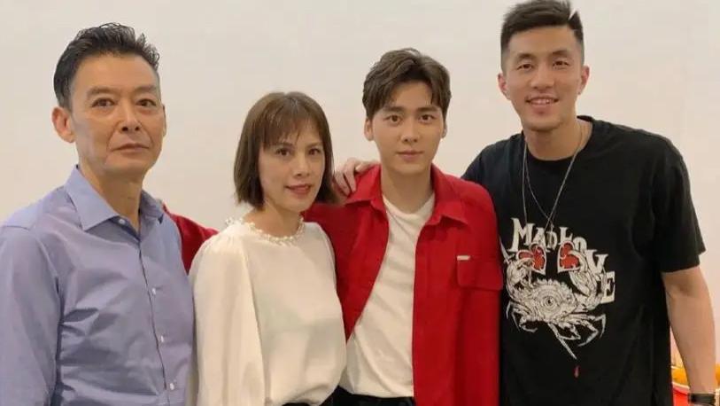 李易峰|“背景强大”李易峰：捏脸王思聪，被多次袒护，两人到底啥关系？