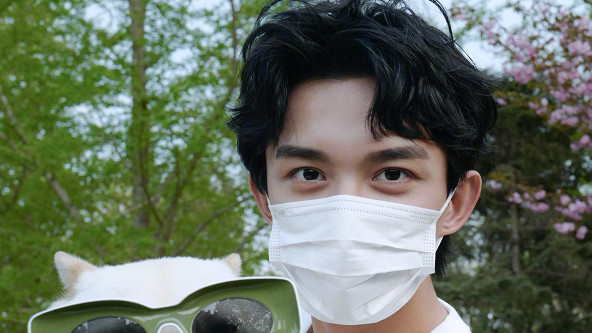 吴磊|23岁吴磊晒户外帅照，不是逗狗玩就是放飞筝，浓眉大眼越长越帅气