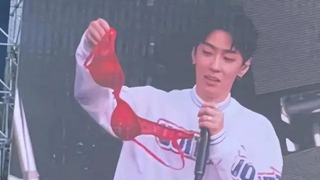 疯狂|某说唱歌手舞台上被扔红色Bra，捡起后不慎勾住衣服解不开，疯狂举动引热议！