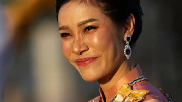 诗妮娜|37岁诗妮娜终于冒头，晒出金灿灿的结婚照，盼望泰王念昔日旧情