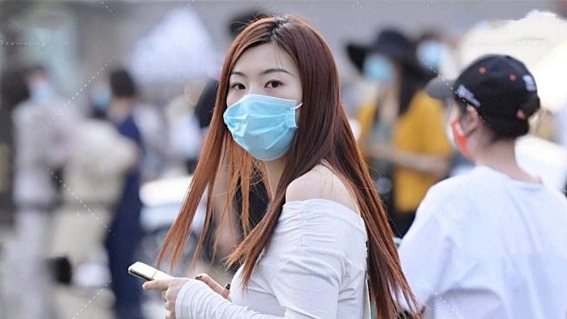 紧身牛仔裤衬托女性修长身形，绽放时尚魅力