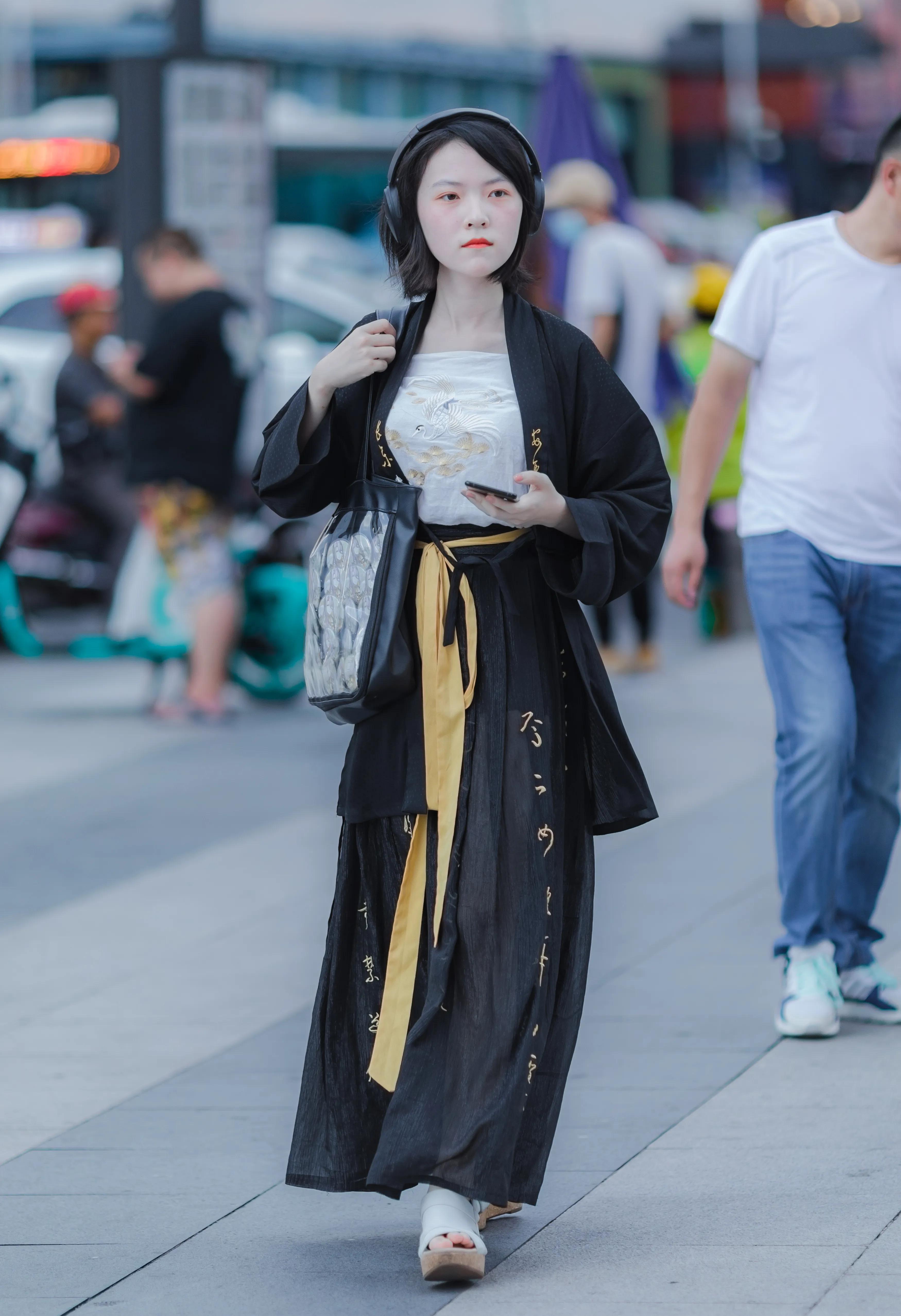 小姐姐|如同刚从漫画里走出来的小姐姐，让人产生置身于次元世界的虚幻感