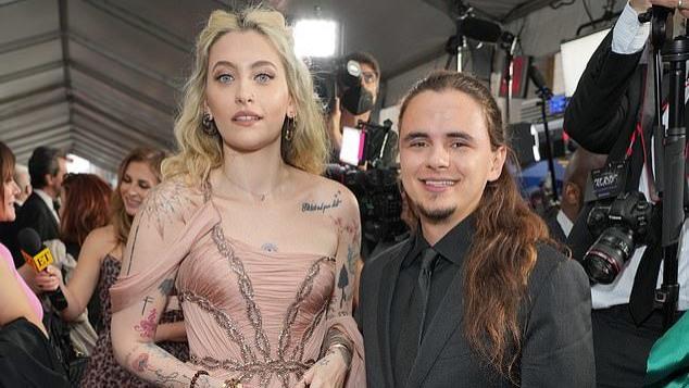 迈克尔·杰克逊|迈克尔·杰克逊24岁女儿赴颁奖礼，皮肤白皙身姿挺拔，比哥高很多