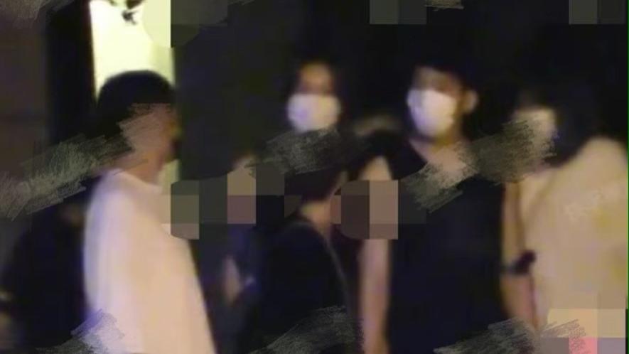 刘雯|井柏然刘雯恋情再添实锤？十指紧扣甜蜜出行，与李荣浩杨丞琳聚餐