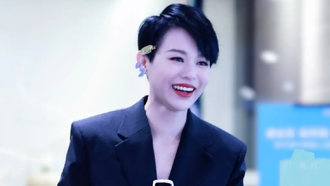 西装 终于不用做陪衬！胡杏儿上浪姐3真空穿西装剪超短发，形象大变样