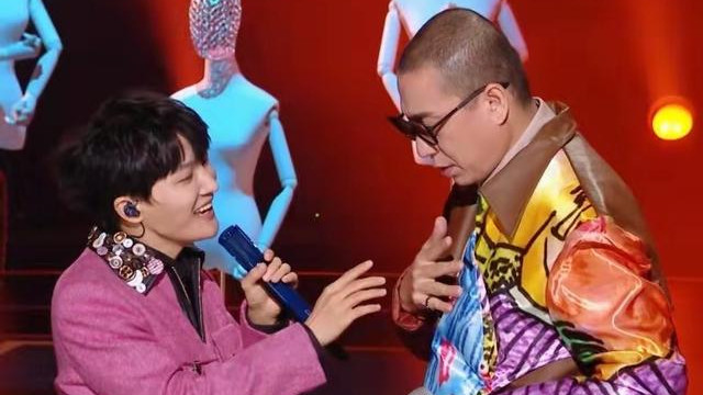 周深|算你狠：周深梁龙颠覆《天赐的声音》舞台，方言版二锅头真的上头