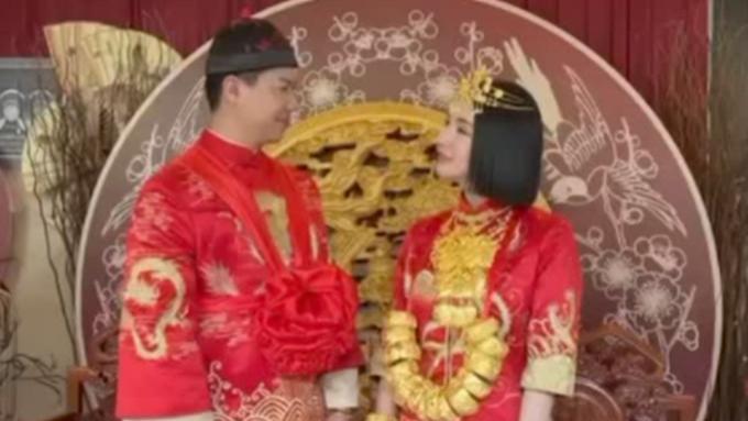 何猷君|何猷君前女友带儿子改嫁！婚礼现场戴18只金镯，5克拉钻戒显贵气