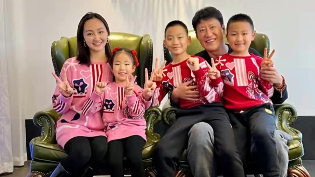 于震|47岁于震庆结婚10周年！与小13岁娇妻好甜蜜，三娃长相似复制粘贴