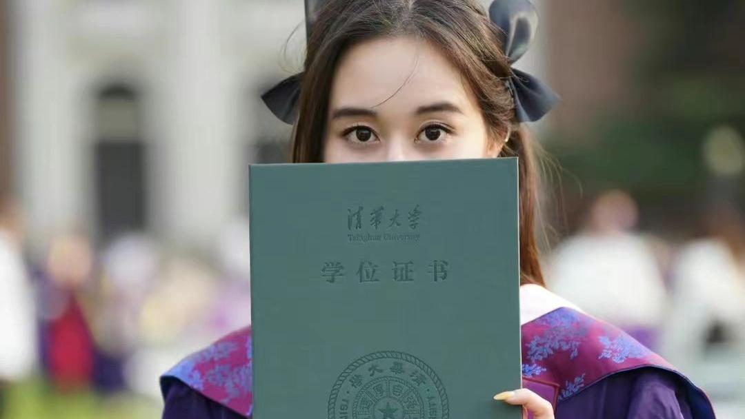 宋丹丹|赌王小女儿清华毕业照美出圈！穿学士服名媛坐姿抢眼，身材好瘦啊