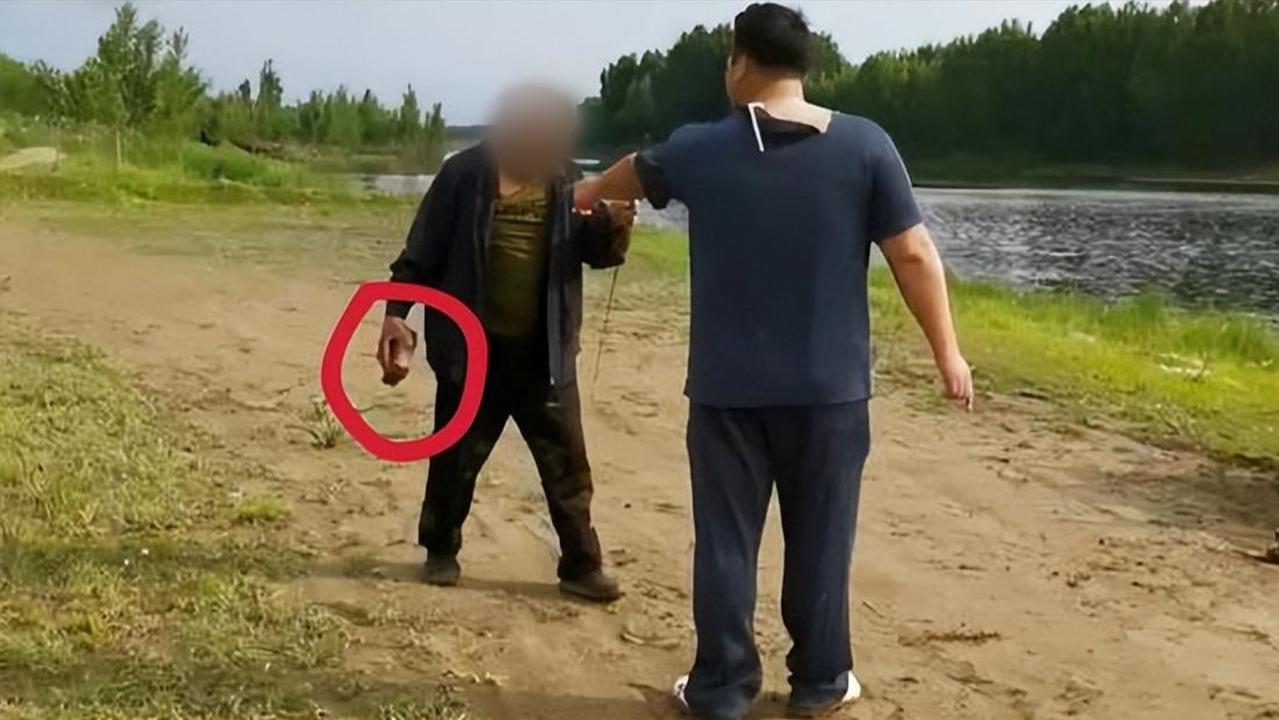 |河北一大爷火了，放地笼还打钓鱼人，直言：地笼违法，盗鱼违法吗