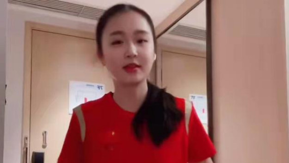 朱易|走出阴霾！朱易恢复评论区，开心展示高难度拉伸动作，冰墩墩抢镜