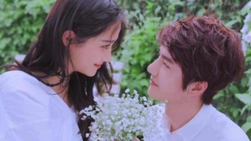 关晓彤|王一博一把搂住关晓彤，关晓彤的反应太真实，网友喊话鹿晗别大意