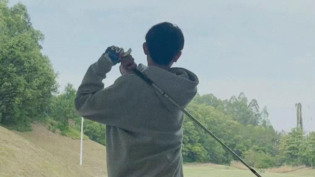 王源|王源解锁高尔夫球，青筋暴起展现实力，意外成为手控党的福利