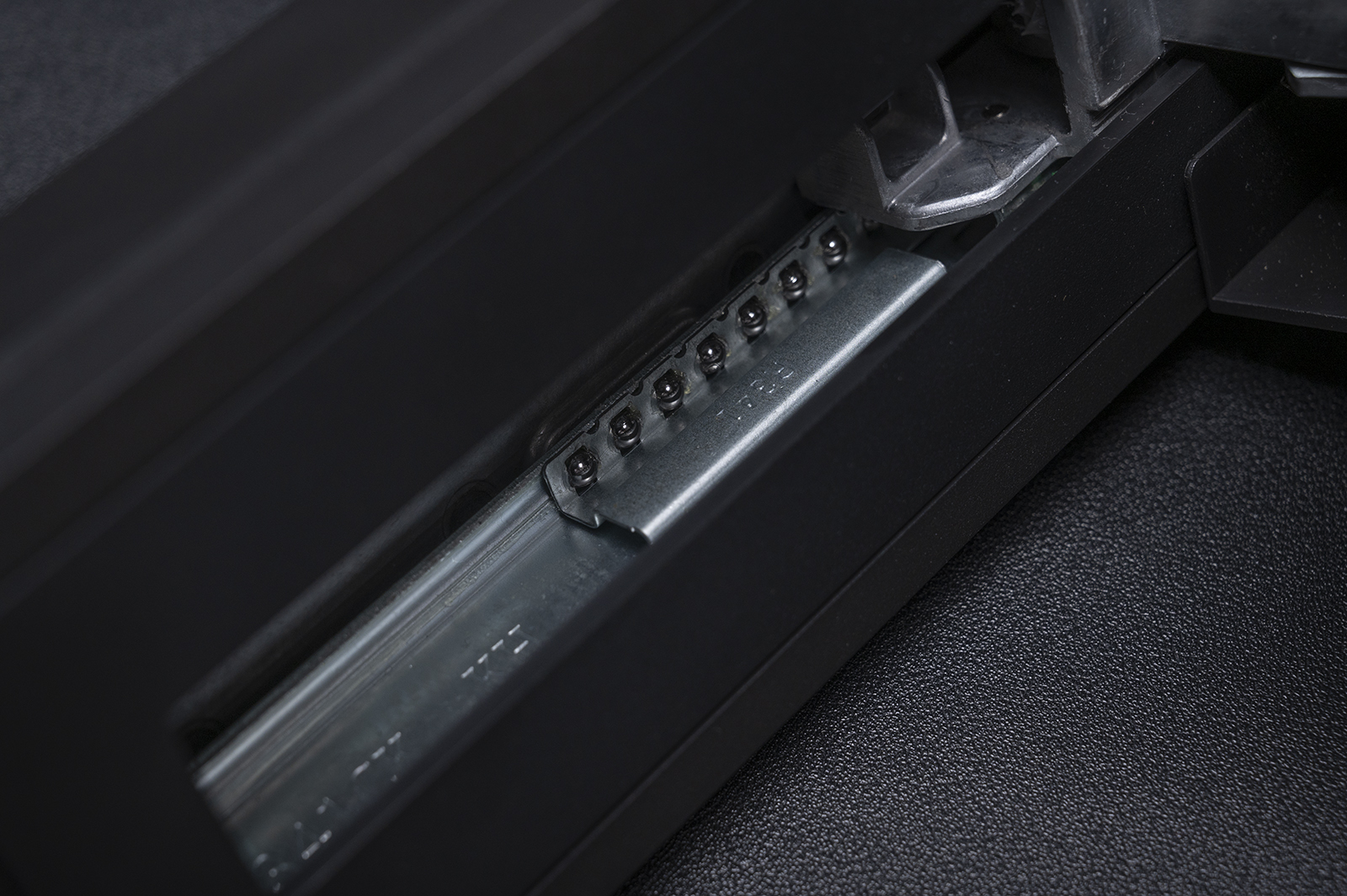 显示器|释放桌面与思想，4K高刷技嘉KVM电竞显示器，M32U带四套主机飞