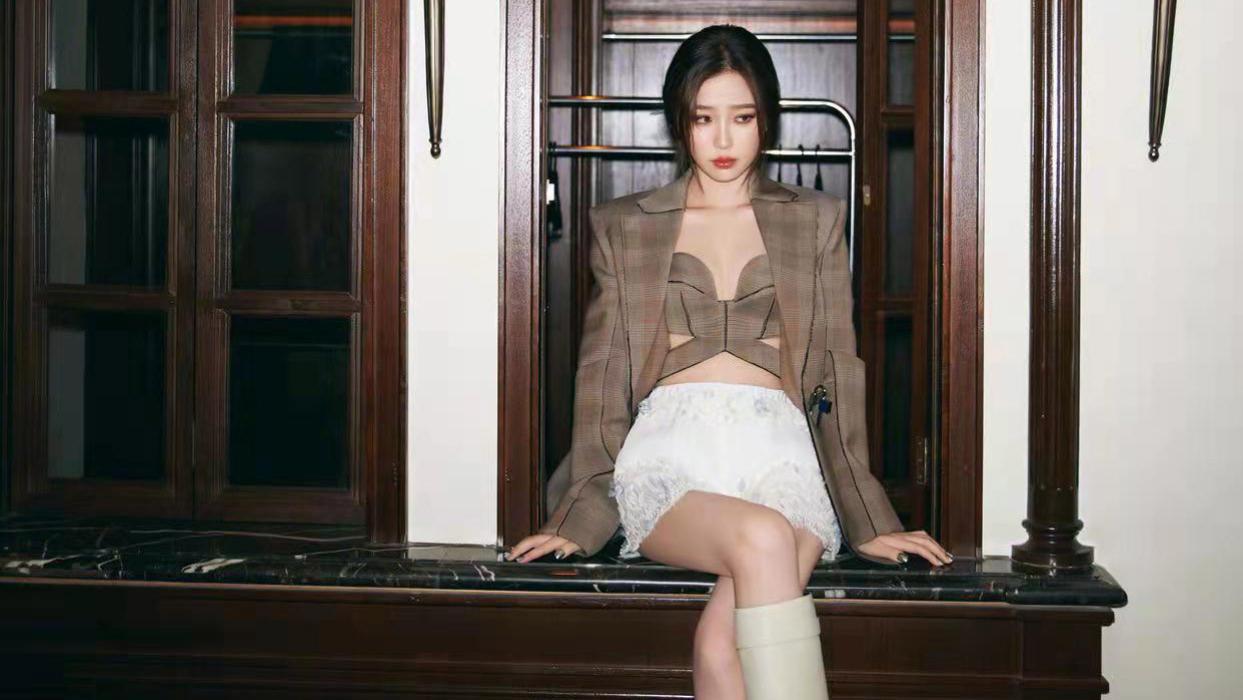 虞书欣|虞书欣坐在柜子上拍大片，穿露脐装大秀马甲线，双手叉腰霸气十足