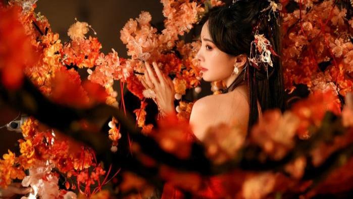 杨幂|杨幂眼部受伤后首次开工！一根腰带勒出细腰，脚踩拖鞋霸气十足