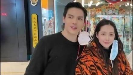 郭碧婷|郭碧婷气场竟强过向太！穿虎纹大衣带女儿高调探班向佐，霸气全开