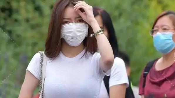 田间诗 天蓝风轻的天气，适宜穿一件体恤搭配紧身牛仔裤的装扮！