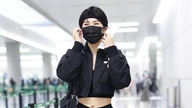 姚安娜|姚安娜风格变了不少，全黑look秀女团身材，短发看着好清爽