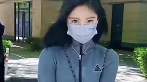 斯嘉丽·约翰逊|赵奕欢晒核酸日常，排队等候忍不住热舞，衣服Logo引网友热议