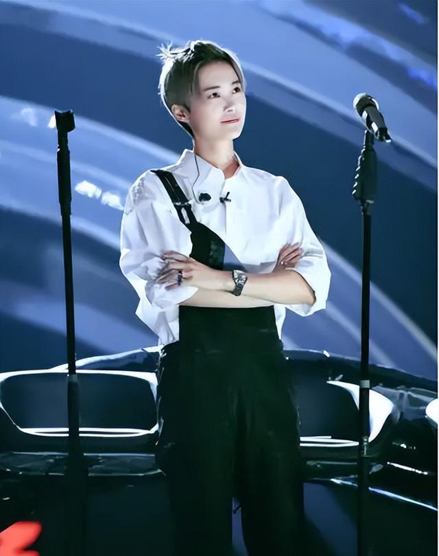 李宇春父亲 女儿4登春晚是我的骄傲 如今她38岁仍未婚让我操碎心 李宇春她爸 李宇春和妈妈