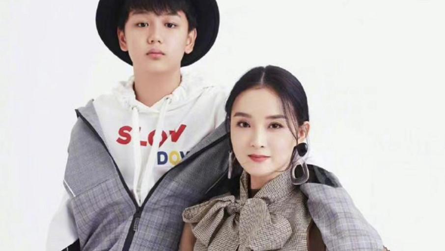 王艳|王艳15岁儿子王泓钦，称家中妈妈地位最高，小时曾扇妈妈耳光