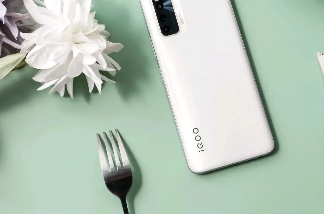 液晶显示器|LCD屏手机中实力派，4800万三摄+144Hz高刷，跌至1699元