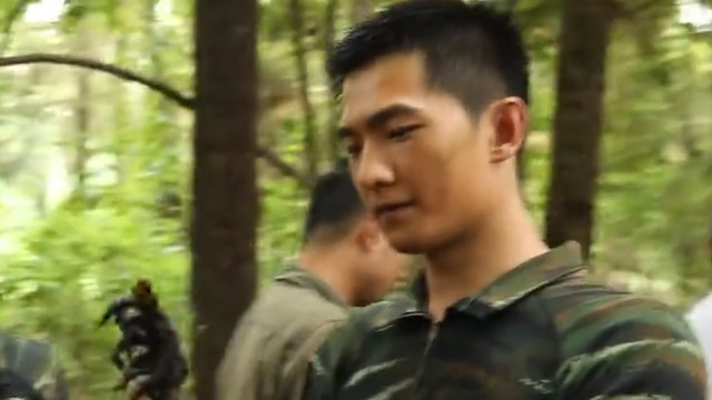 杨洋|杨洋带头吃千足虫，面带笑容直接塞进嘴里，跟嚼口香糖似的很享受