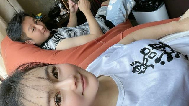 冉莹颖|冉莹颖与邹市明甜蜜晒合照，身材纤细如少女，太阳花睫毛惹关注！